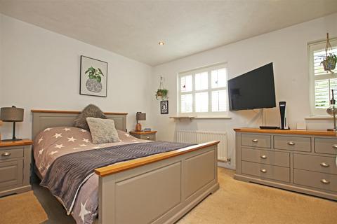 57 Earles Meadow, Horsham, RH12 4HR