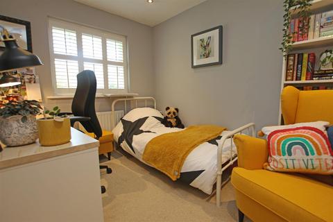 57 Earles Meadow, Horsham, RH12 4HR