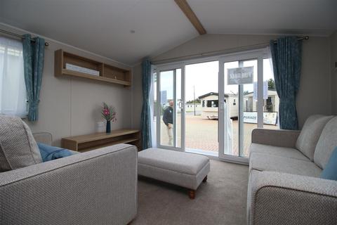 2 bedroom chalet for sale - Shorefield, Near Milford On Sea