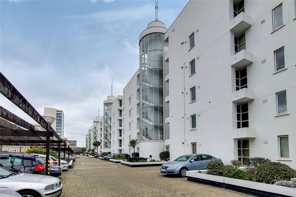 Barrier Point Road, Royal Docks, London, E16 1 bed flat £1,650 pcm (£