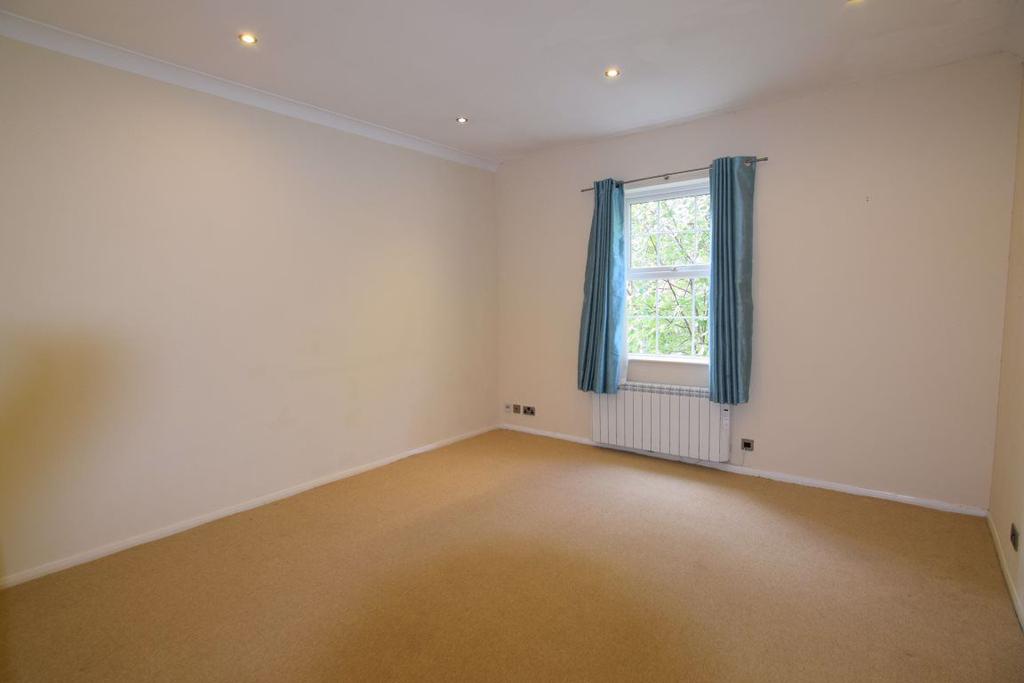 Manor Court, Manor Road Kenilworth 2 bed flat £995 pcm (£230 pw)