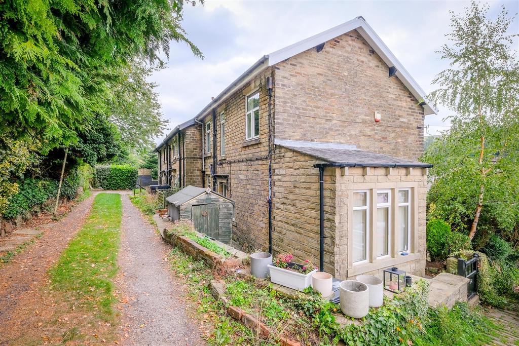Halifax Road, Ripponden 3 bed end of terrace house £174,000