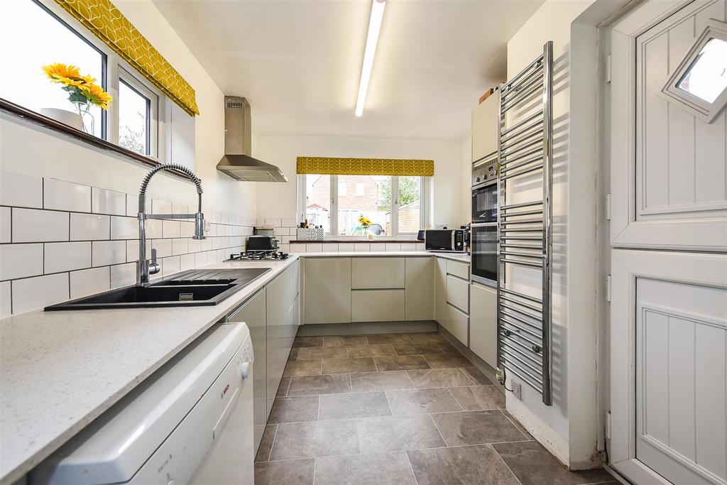 Foxcotte Road, Charlton, Andover 3 bed detached house £375,000