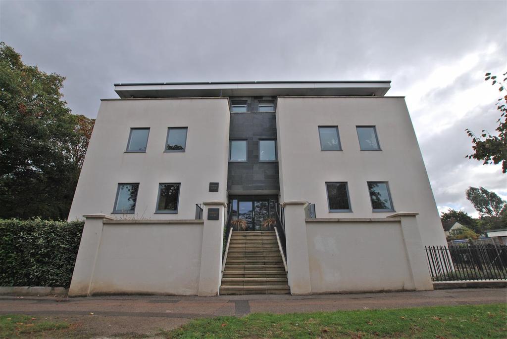 Hartley Court, Cheltenham 2 bed ground floor flat £1,100 pcm (£254 pw)
