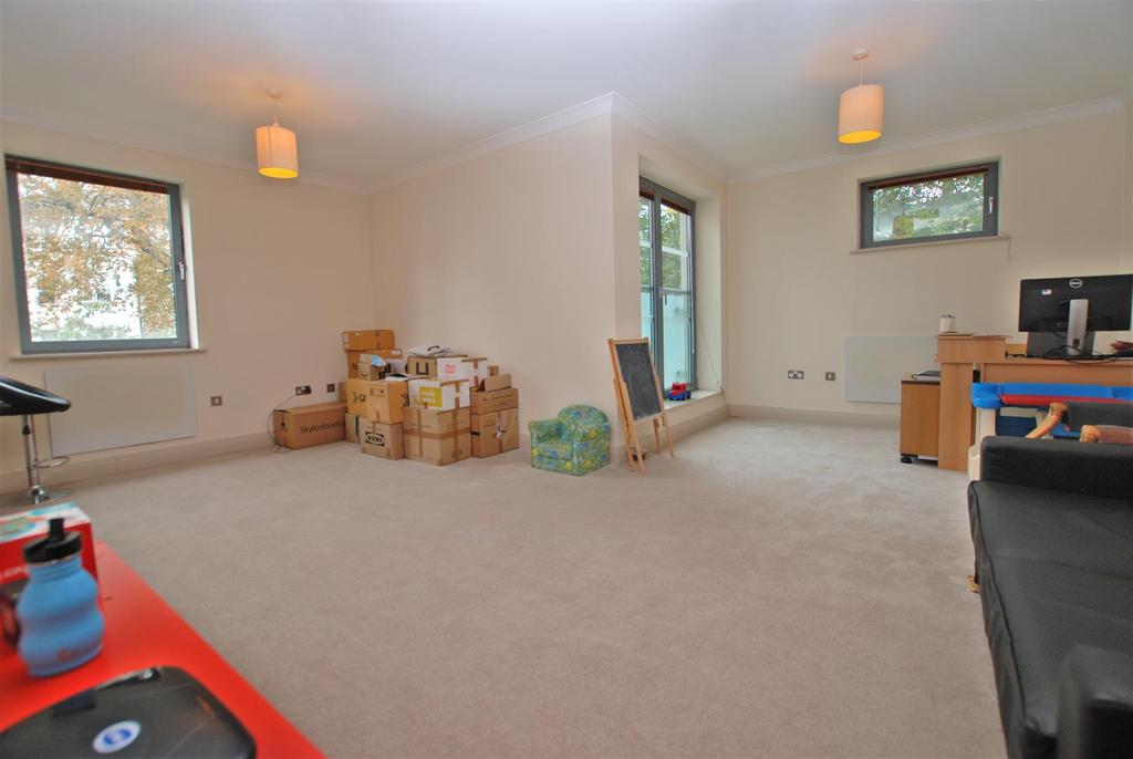 Hartley Court, Cheltenham 2 bed ground floor flat £1,100 pcm (£254 pw)