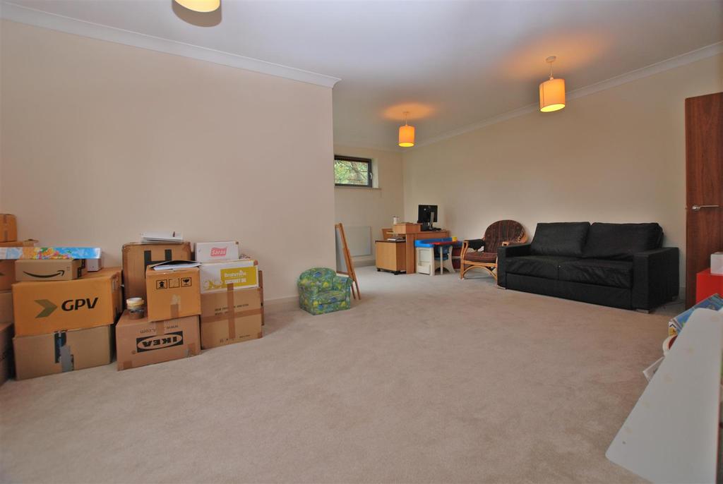 Hartley Court, Cheltenham 2 bed ground floor flat £1,100 pcm (£254 pw)