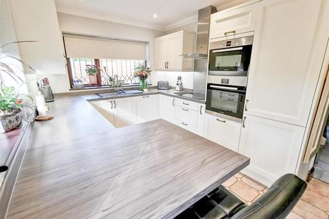 2 Broomfield, Benfleet, SS7 2ST