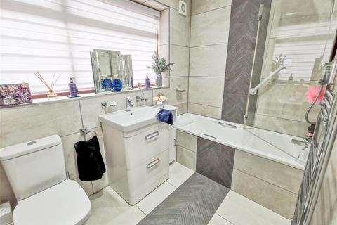 2 Broomfield, Benfleet, SS7 2ST