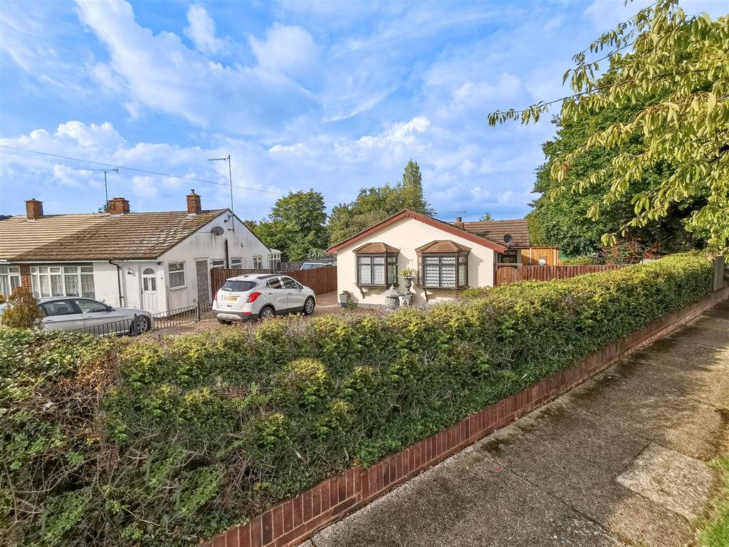 Broomfield, Benfleet 3 bed detached bungalow £475,000