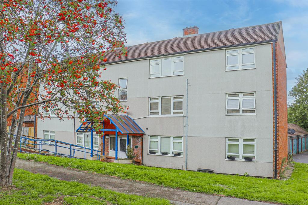 Whitehands Close, Hoddesdon, Hoddesdon, Hertfordshire 2 bed flat for