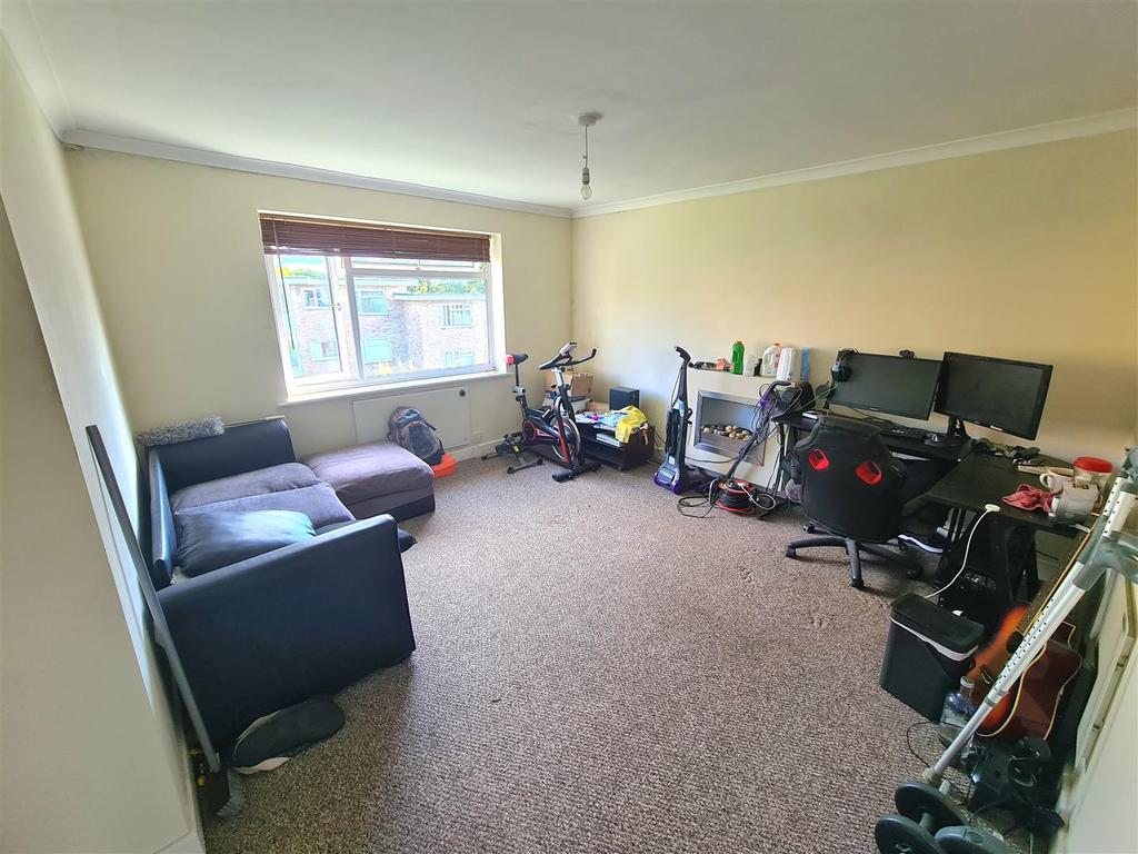 Simon Close, Attleborough, Nuneaton 2 bed apartment £100,000