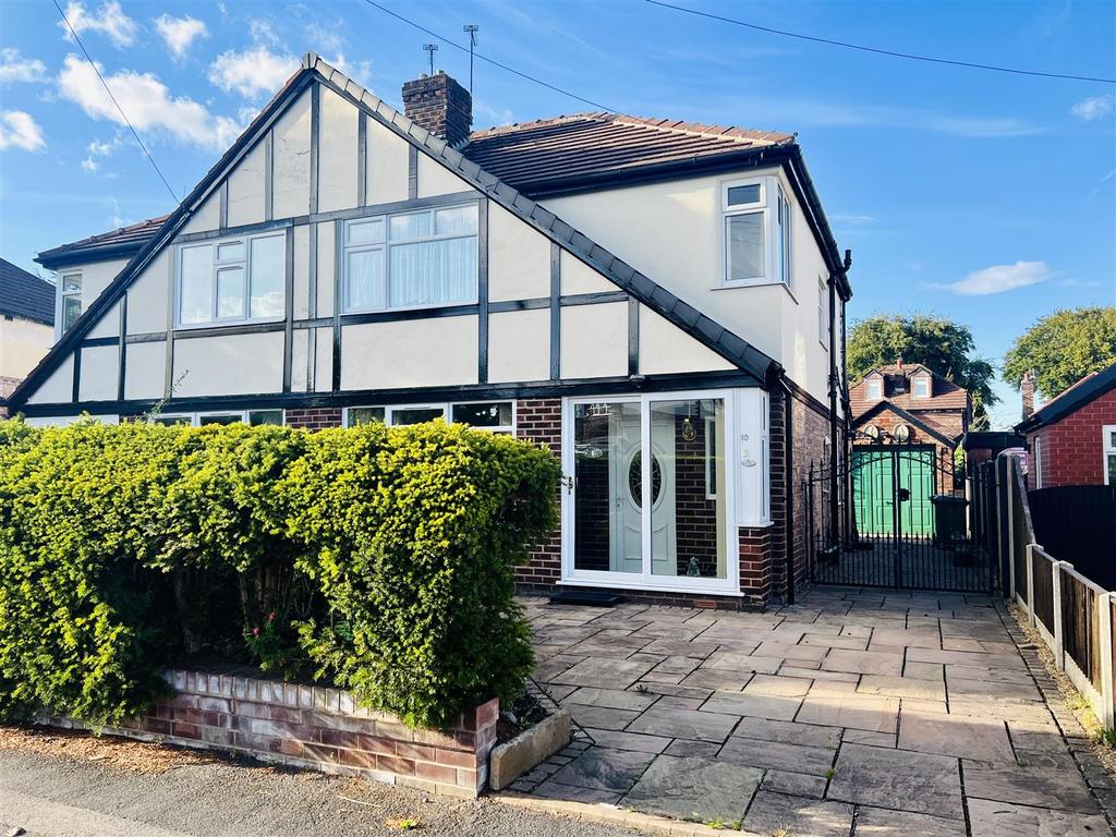 St. Leonards Drive, Timperley, Altrincham 3 bed semidetached house for