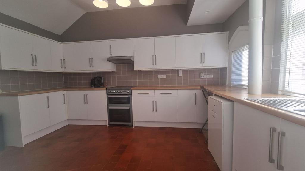 Main Street, Worfield, Bridgnorth 4 bed cottage £1,350 pcm (£312 pw)