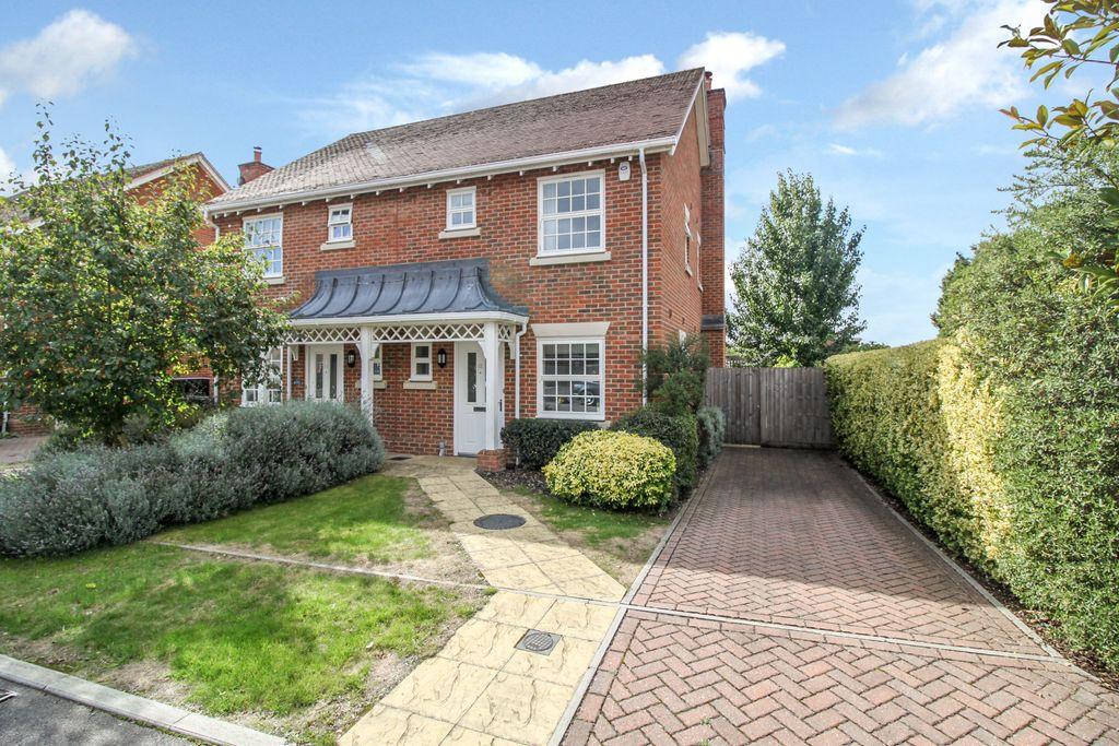 Finches Close, Colden Common... 2 bed semidetached house £1,350 pcm (£312 pw)