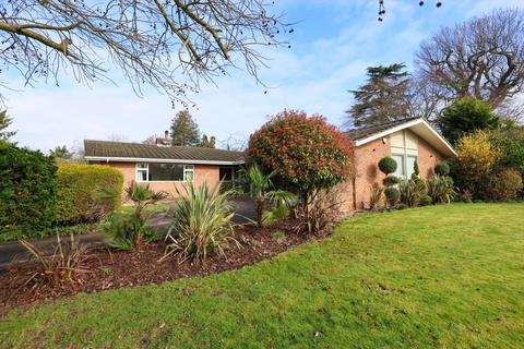 3 bedroom bungalow for sale - Willowmere, Esher, Surrey, KT10