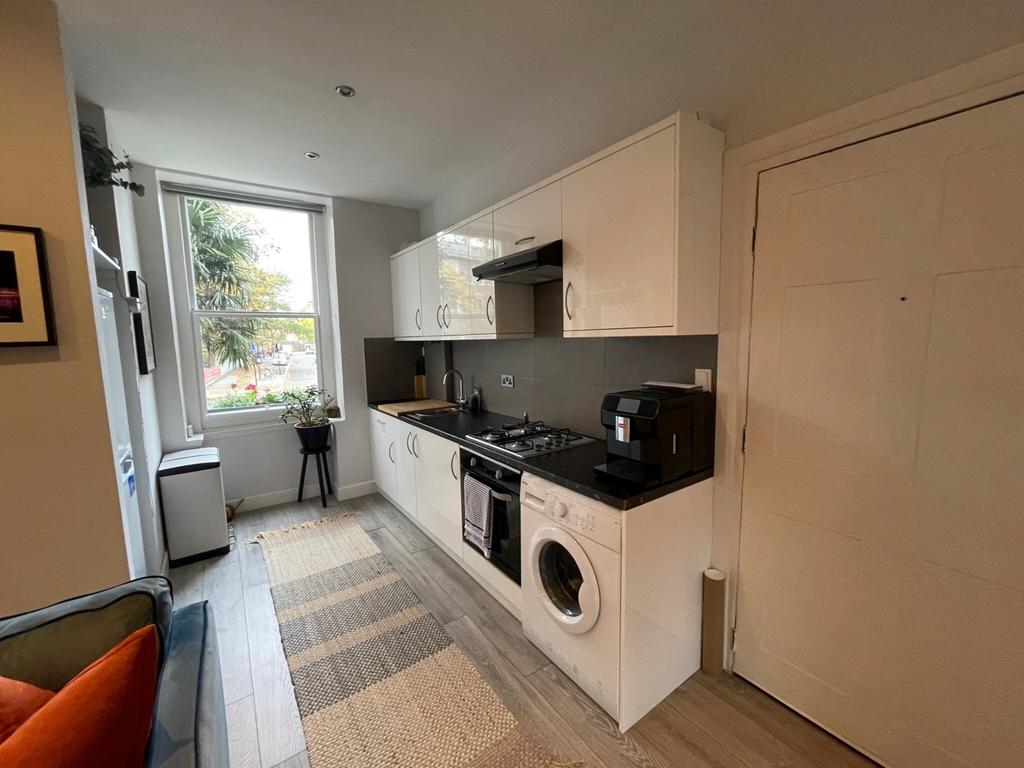 Kennington Park Road 1 bed ground floor flat £1,450 pcm (£335 pw)