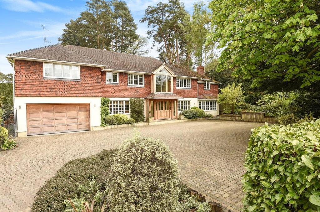 Devenish Road, Sunningdale, Berkshire, SL5. 6 bed detached house for