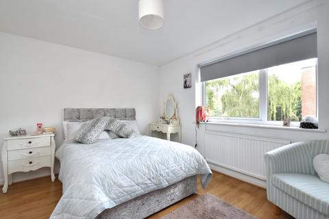24 Sutton Close, Beckenham, BR3 5UG