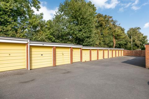 24 Sutton Close, Beckenham, BR3 5UG
