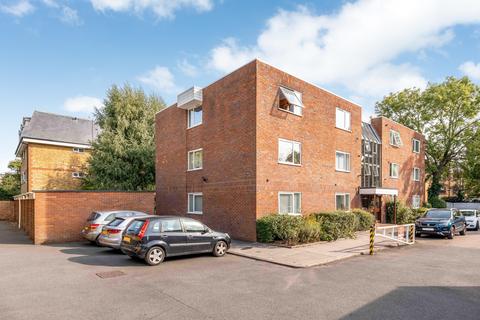 24 Sutton Close, Beckenham, BR3 5UG