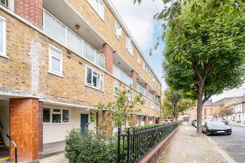 Trott Street, Battersea Square, London, SW11 3 bed flat £700,000