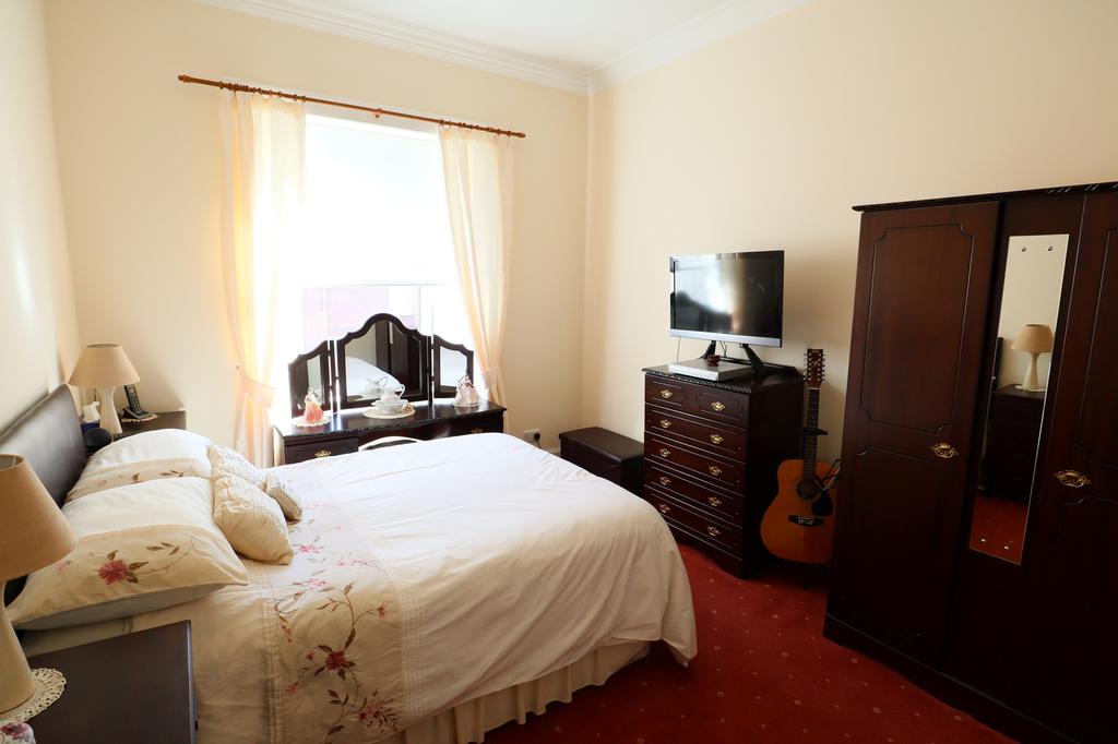 Master bedroom (2)