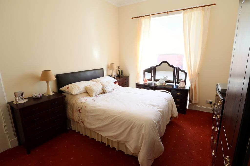 Master bedroom (1)