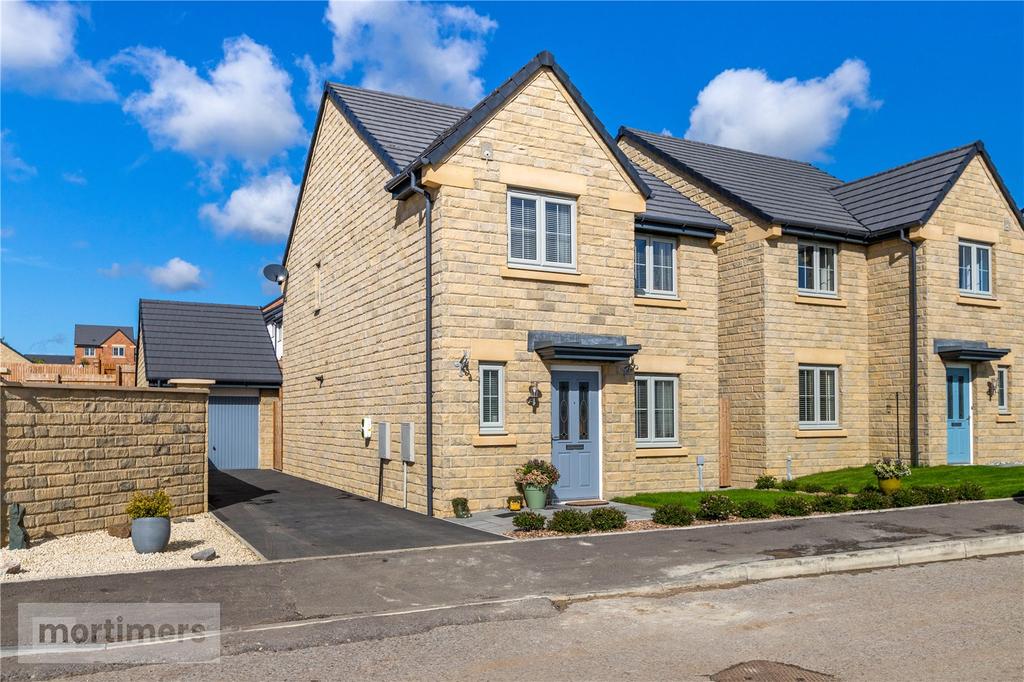 Ingleton Crescent, Clitheroe, BB7 4 bed detached house - £335,000