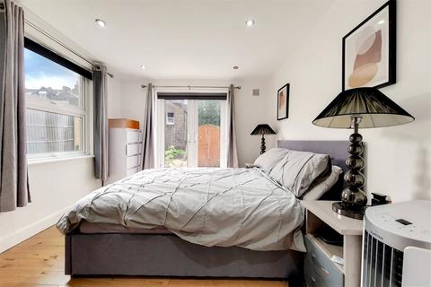 2 bedroom flat to rent, Birdhurst Road, London