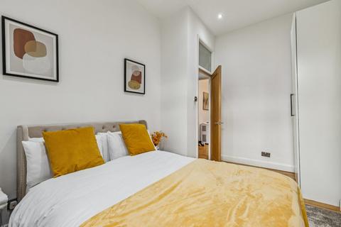 2 bedroom flat to rent, Birdhurst Road, London