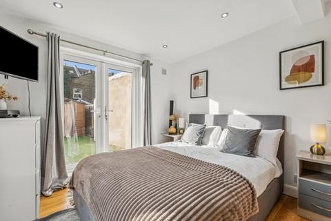 2 bedroom flat to rent, Birdhurst Road, London