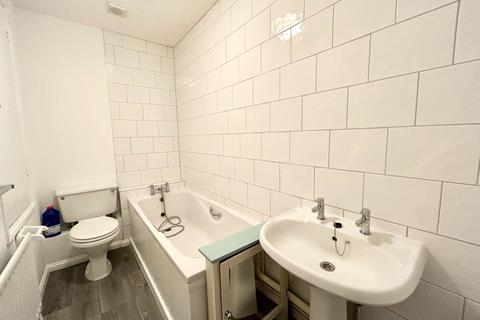 2 bedroom terraced house to rent, Selborne Gardens, Farnham