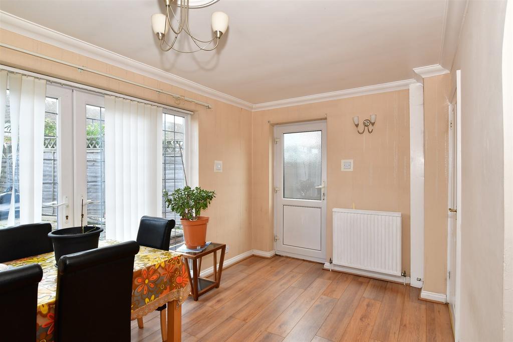 Frobisher Way, Gravesend, Kent 3 bed semidetached house £375,000