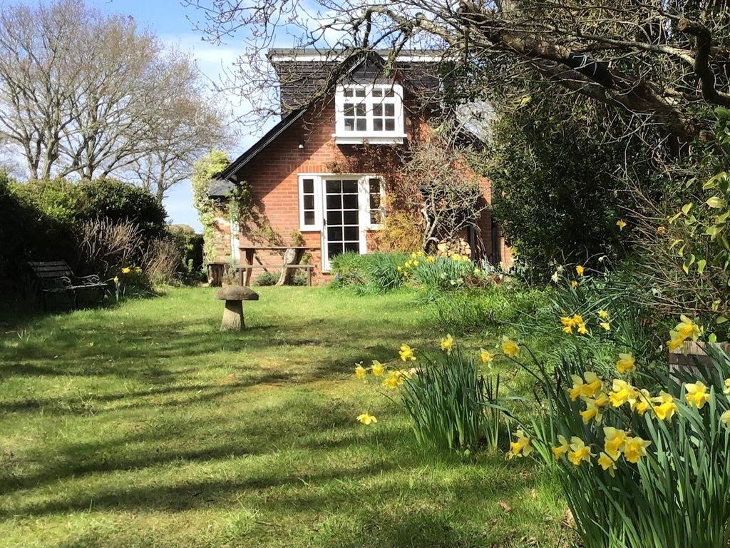 Jordans Lane, Pilley, Lymington, Hampshire, SO41 3 bed semidetached