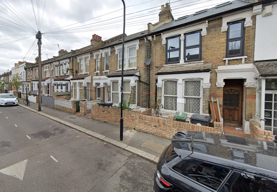 Norman Road, London E11 4 bed semidetached house £1,975 pcm (£456 pw)