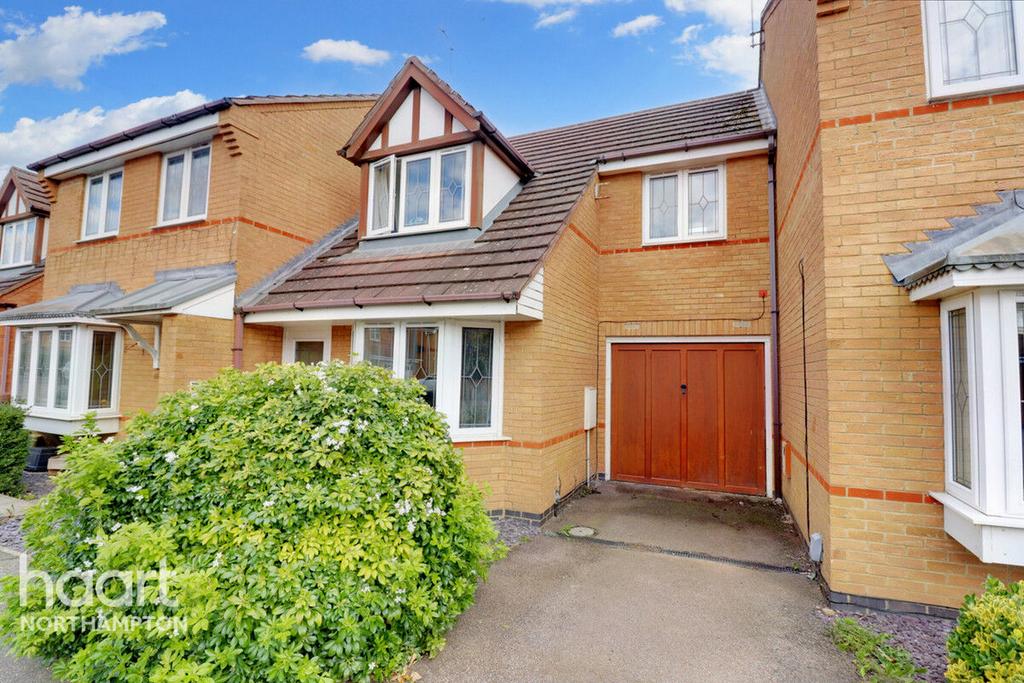 Riverstone Way, Northampton 3 bed terraced house £280,000