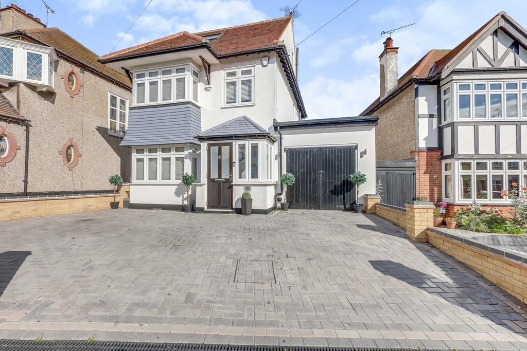 Medway Crescent, Leighonsea, SS9 3 bed detached house £775,000