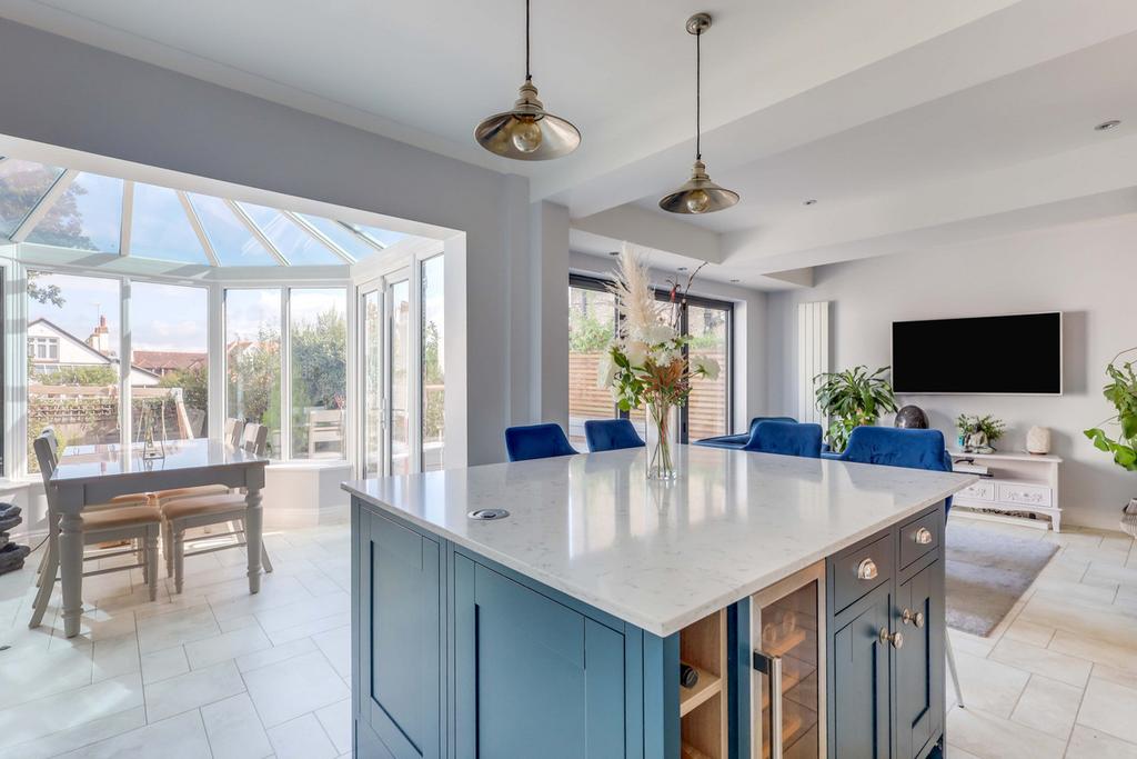 Medway Crescent, Leighonsea, SS9 3 bed detached house £775,000