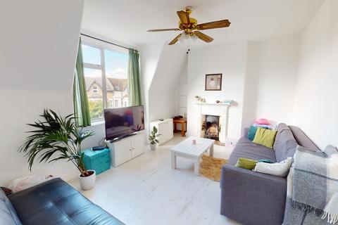 2 bedroom flat to rent, High Road