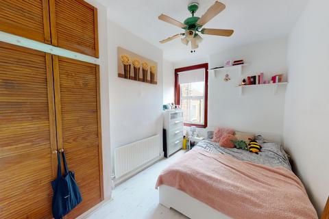 2 bedroom flat to rent, High Road