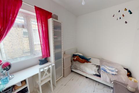 2 bedroom flat to rent, High Road