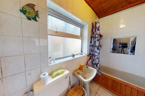 2 bedroom flat to rent, High Road
