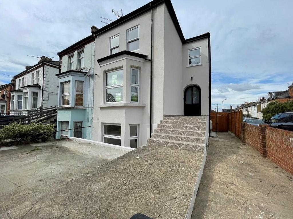 Ballards Lane, Finchley 3 bed flat £2,995 pcm (£691 pw)