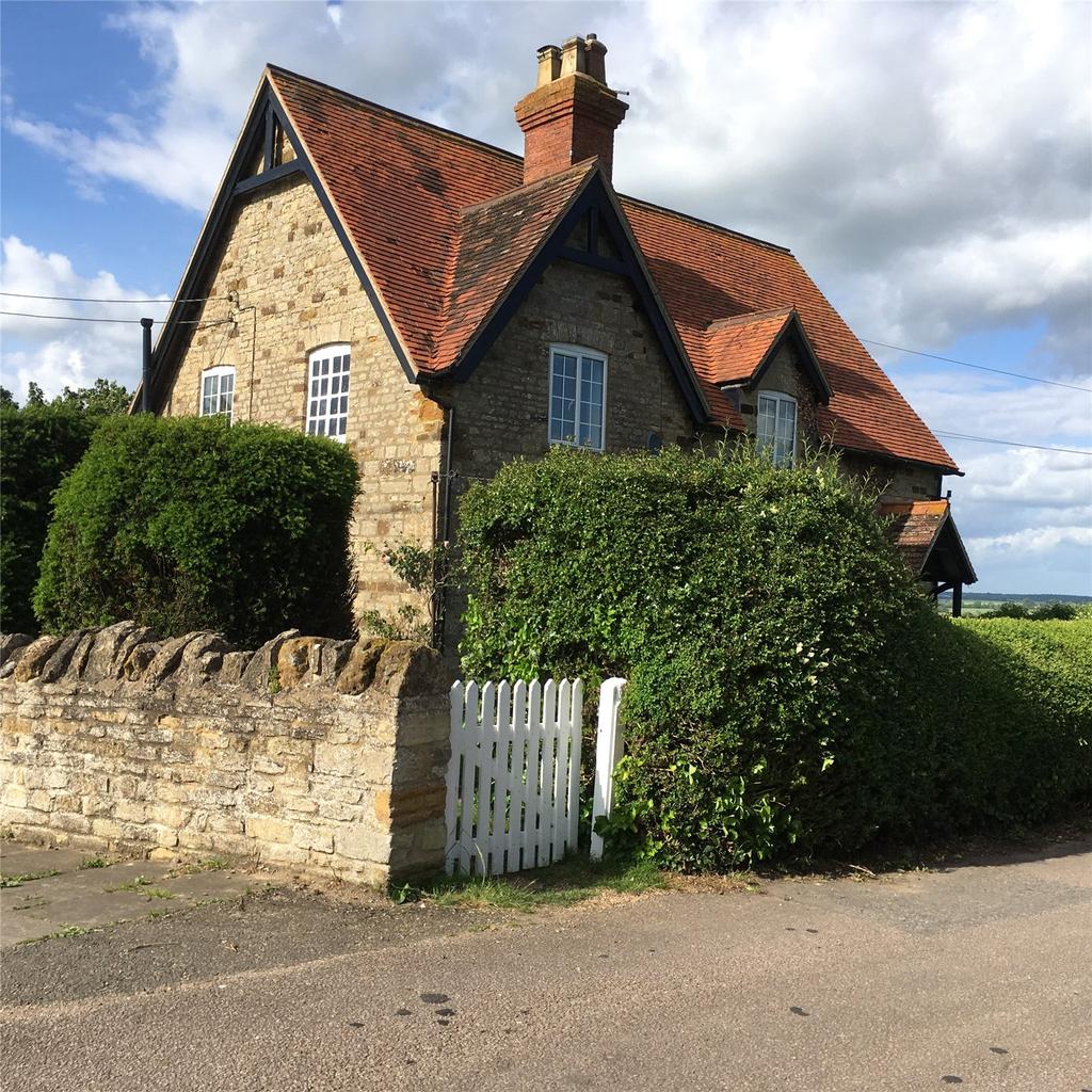 The Lane, Grafton Regis, Towcester, Northants 2 bed house £925 pcm (£