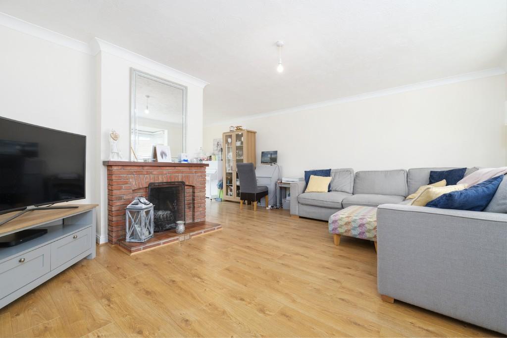 Bramley Road, Dereham 4 bed detached house £1,400 pcm (£323 pw)