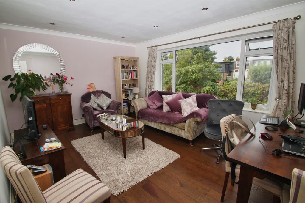 Horn Lane, Woodford Green 2 bed apartment £350,000