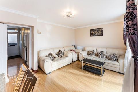3 bedroom flat for sale - Doughty Court, Prusom Street, London, E1W