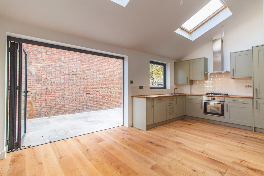 Evelyn Road, Wimbledon, London, SW19 8NT 3 bed flat £2,900 pcm (£669 pw)