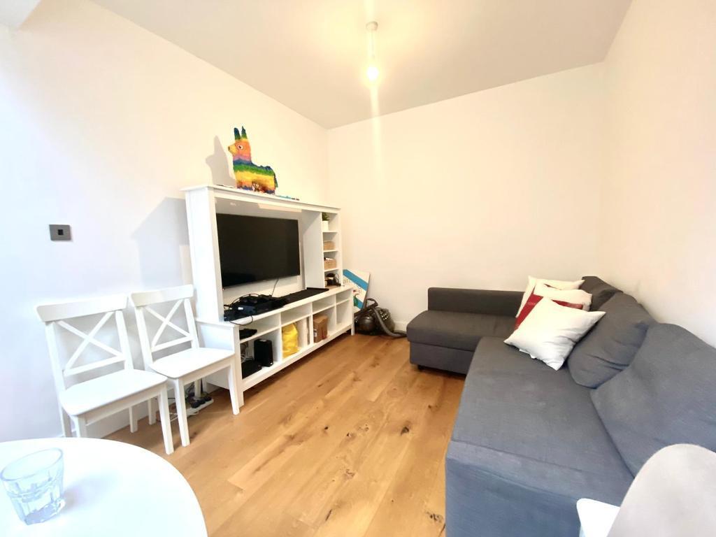 Evelyn Road, Wimbledon, London, SW19 8NT 3 bed flat £2,900 pcm (£669 pw)