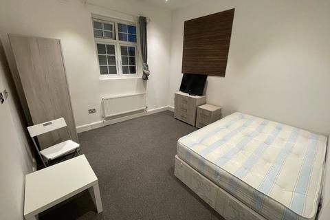 1 bedroom in a house share to rent - Room @ Uxbridge Road W12